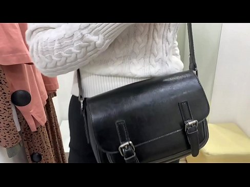❤️ الاستمناء العلني للعاهرة الصغيرة FeralBerry مع دسار في غرفة القياس ❤️❌